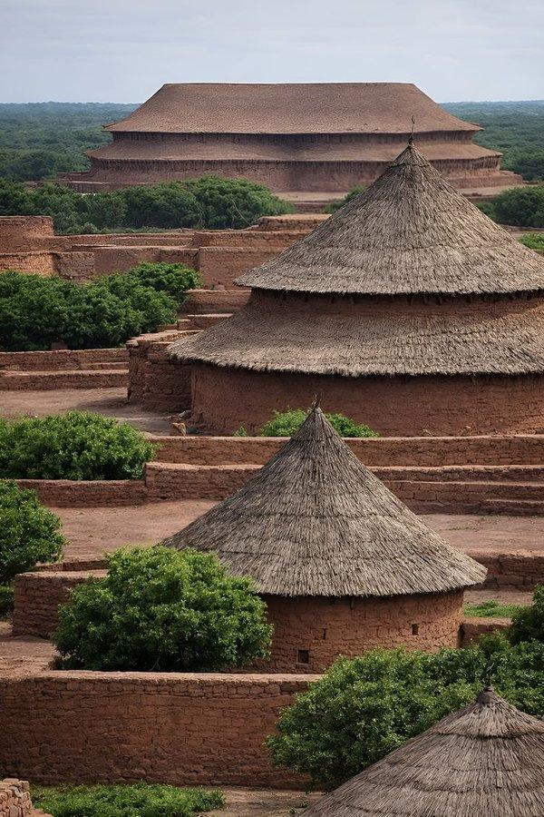 这是西非萨赫勒地区（以布基纳法索为核心）古龙西/卡塞纳族群的传统土坯圆形民居与宫