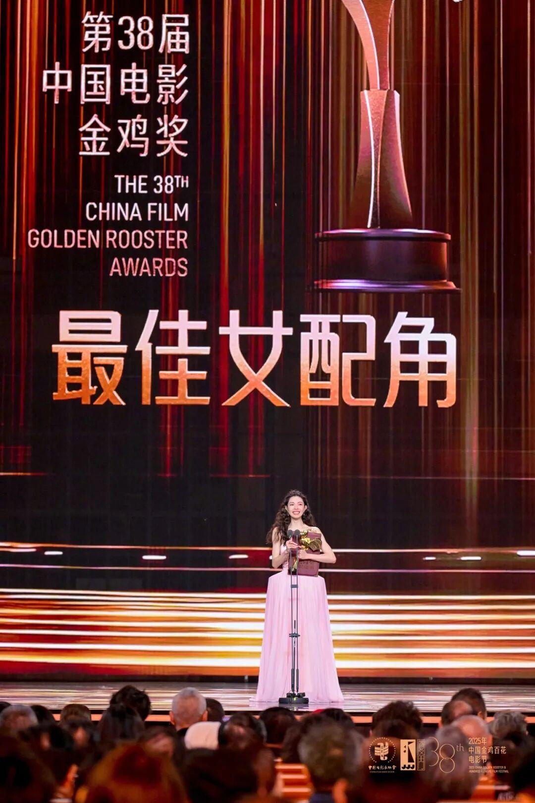 恭喜钟楚曦凭借神级电影《好东西》获得第38届金鸡奖最佳女配角奖。
以后想站哪就站