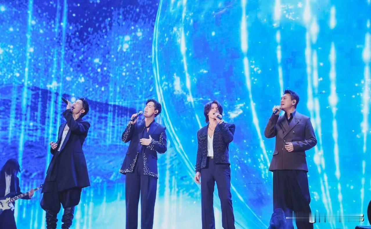 但说这些真的没用啊，五月天演唱会上早就露馅了，明明之前互动看着挺和睦的，说到底还