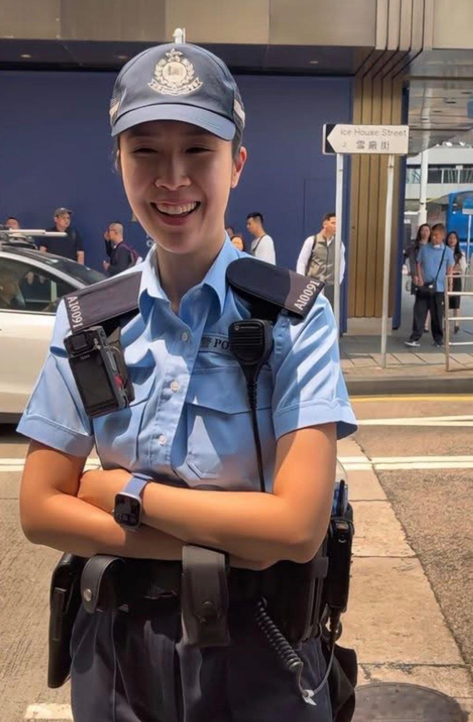 香港這位輔警小姐姐笑容親切可嘉！香港身边正能量我也支持香港警察 