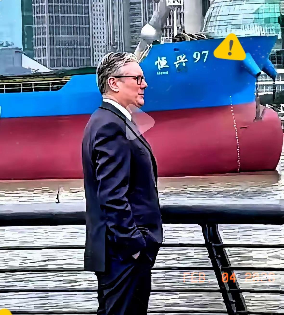 咱就是说，
老天爷这编剧功底，真没人能比！

英国首相站在上海外滩，正望着对岸陆