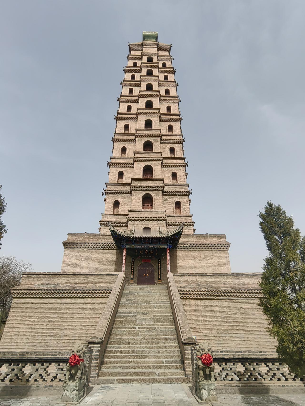 湖水荡漾，古塔耸立。
春风十里，禅意幽深。
4月17日，到银川北塔寺公园郊游，有