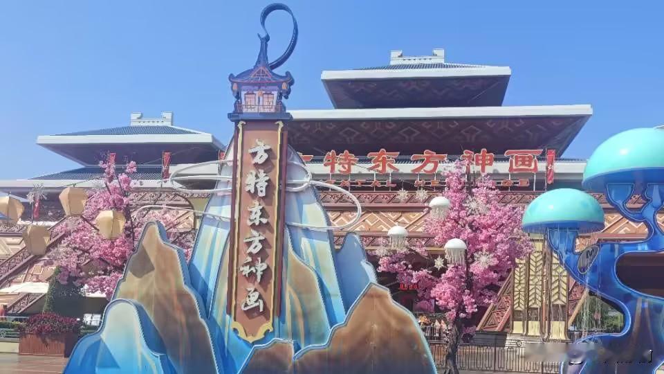 8分钟环游华夏的"伴你飞翔"、3000枚编钟倾泻的"楚乐"、水雾幻影的"屈原"—