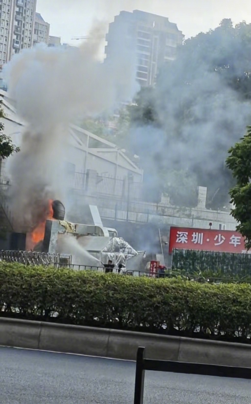 #深圳网红店少年烤鸡突发火情#【深圳网红店“少年烤鸡”突发火情！油烟净化器起火，