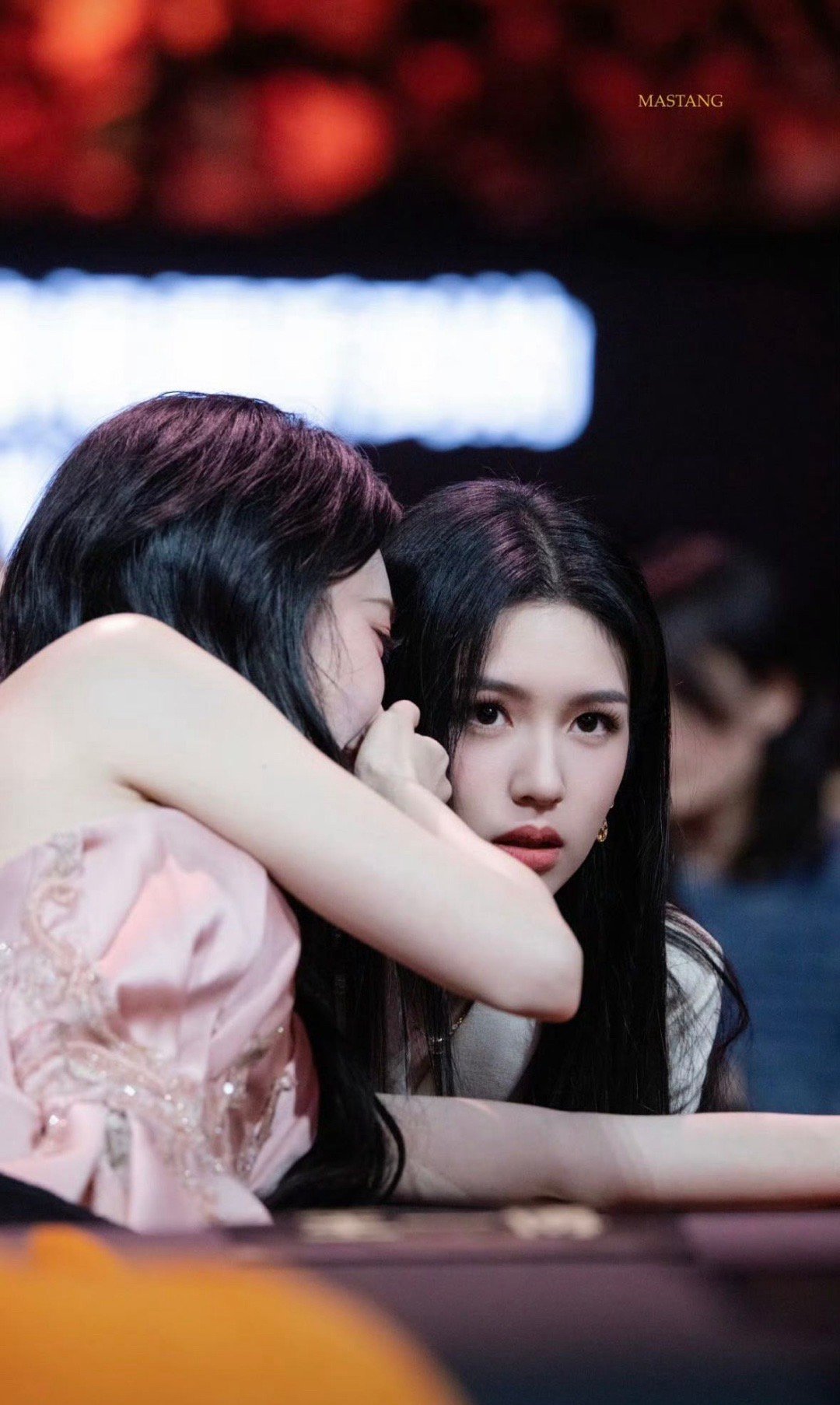 孟子义周也就差亲上去 耳鬓厮磨讲什么悄悄话？镜头都快怼脸上了！这距离近到呼吸可闻