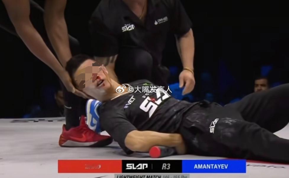 左手打右脸，倒了，画外音，“左手的力量那么大吗”[黑线][笑cry][笑cry]