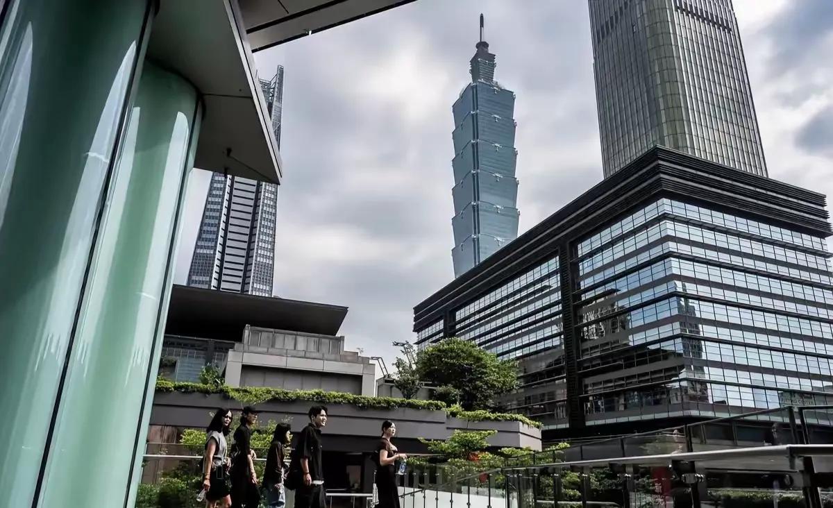 台湾主动示好大陆。

最近多家大陆航空公司接连恢复两岸直飞航线，高雄往返宁波、台