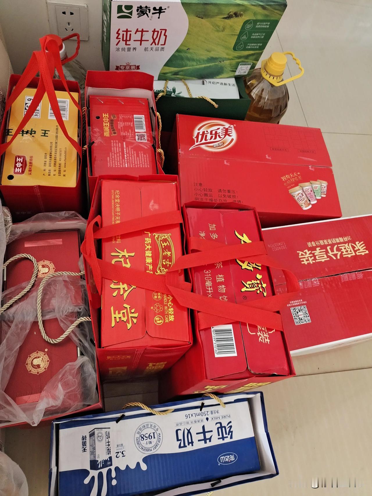 过年发出2400元压岁钱，换来以下礼品：

黄鹤楼酒2瓶，金典纯牛奶2箱，
蒙牛