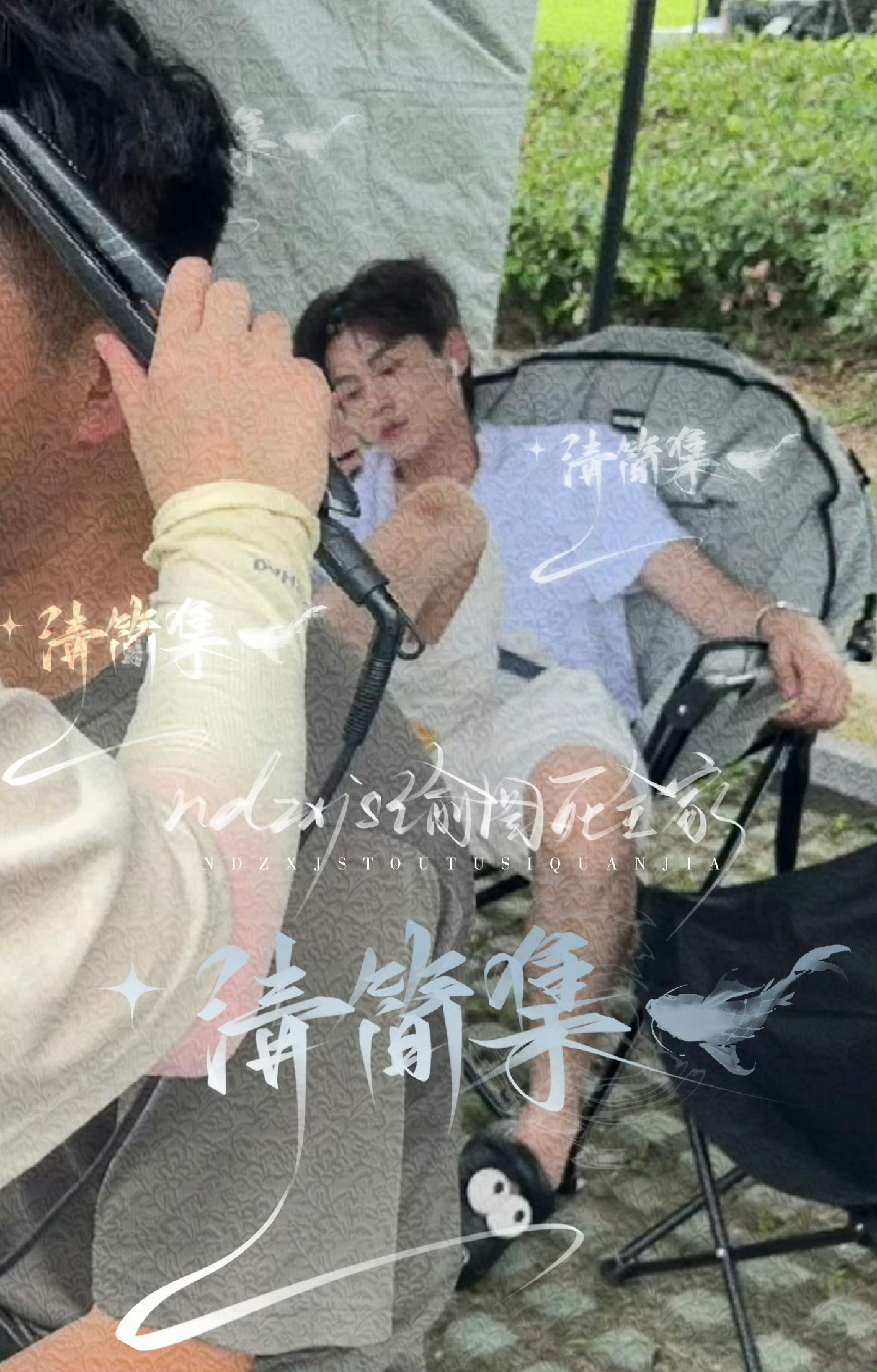 不敢笑因为我平时站着坐着玩手机也是这样