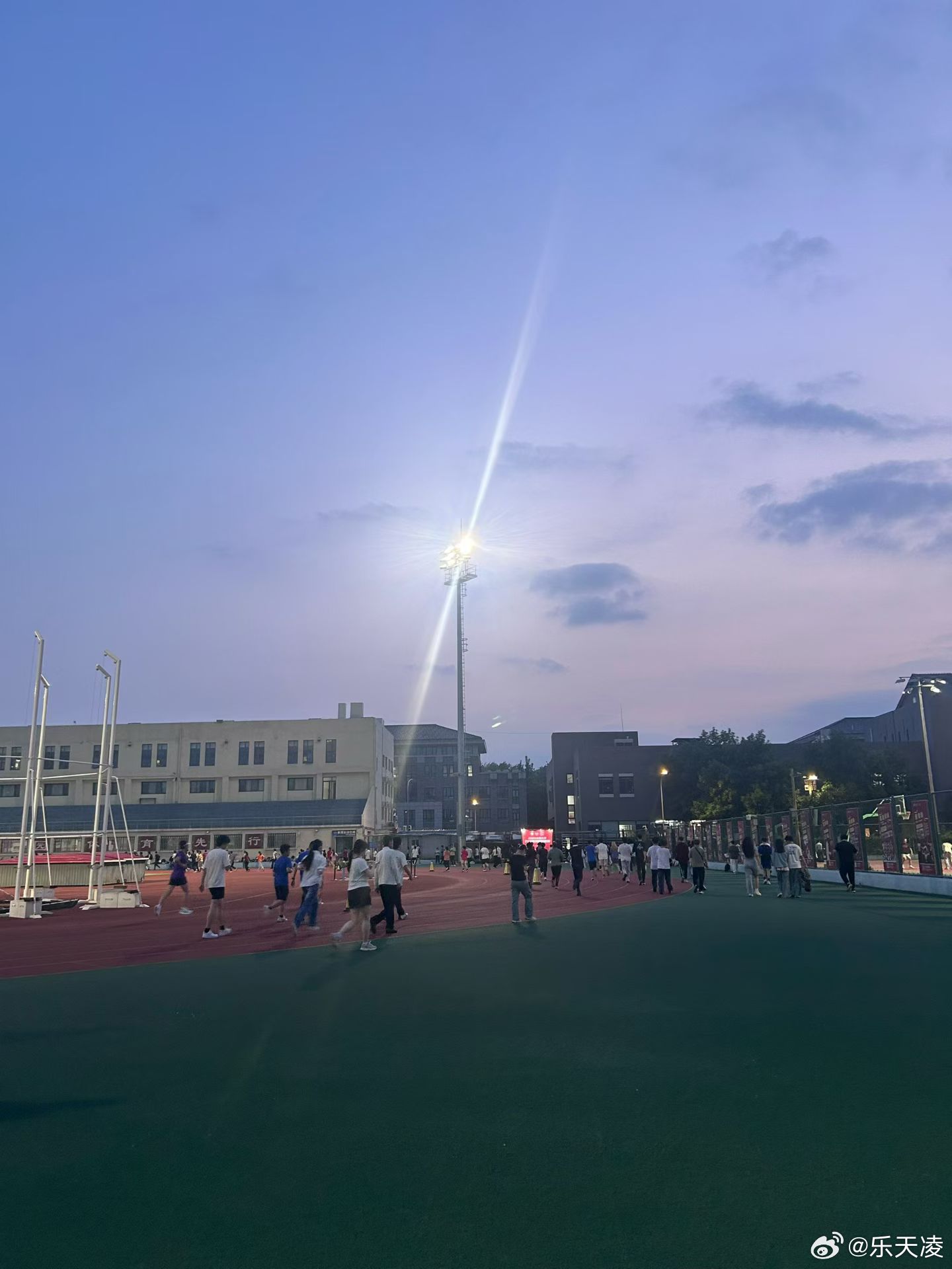 3小时从北大跑向丹麦北大师生专属校园夜跑，在晚风与夜色中氛围感拉满。大家步履轻盈