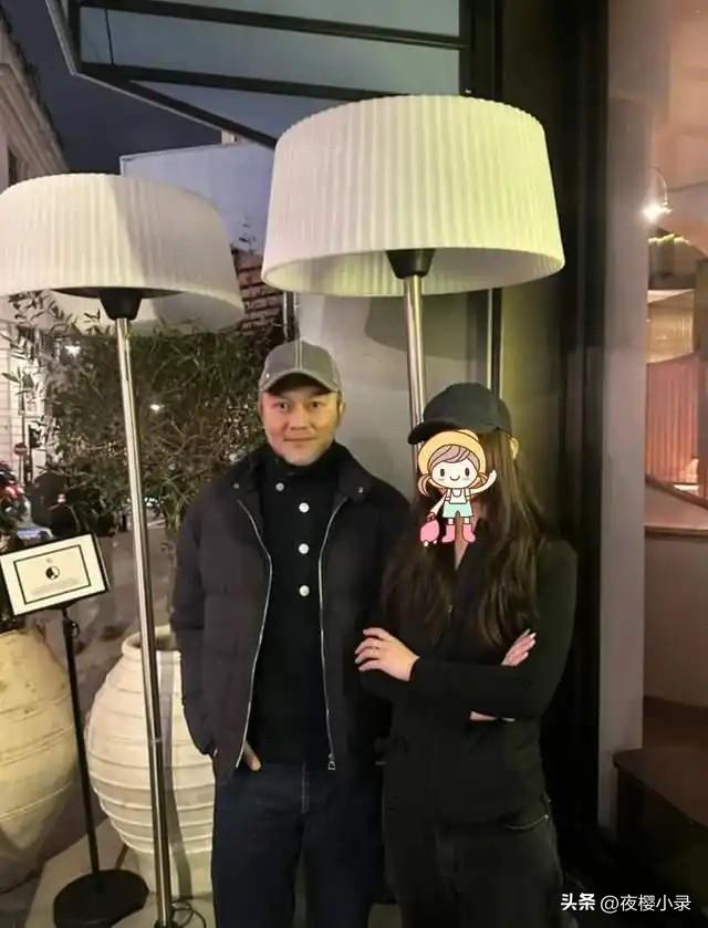 张智霖英国陪儿子魔童上学，过年吃胖了很多，胡子拉碴似老了10岁！[赞][赞]