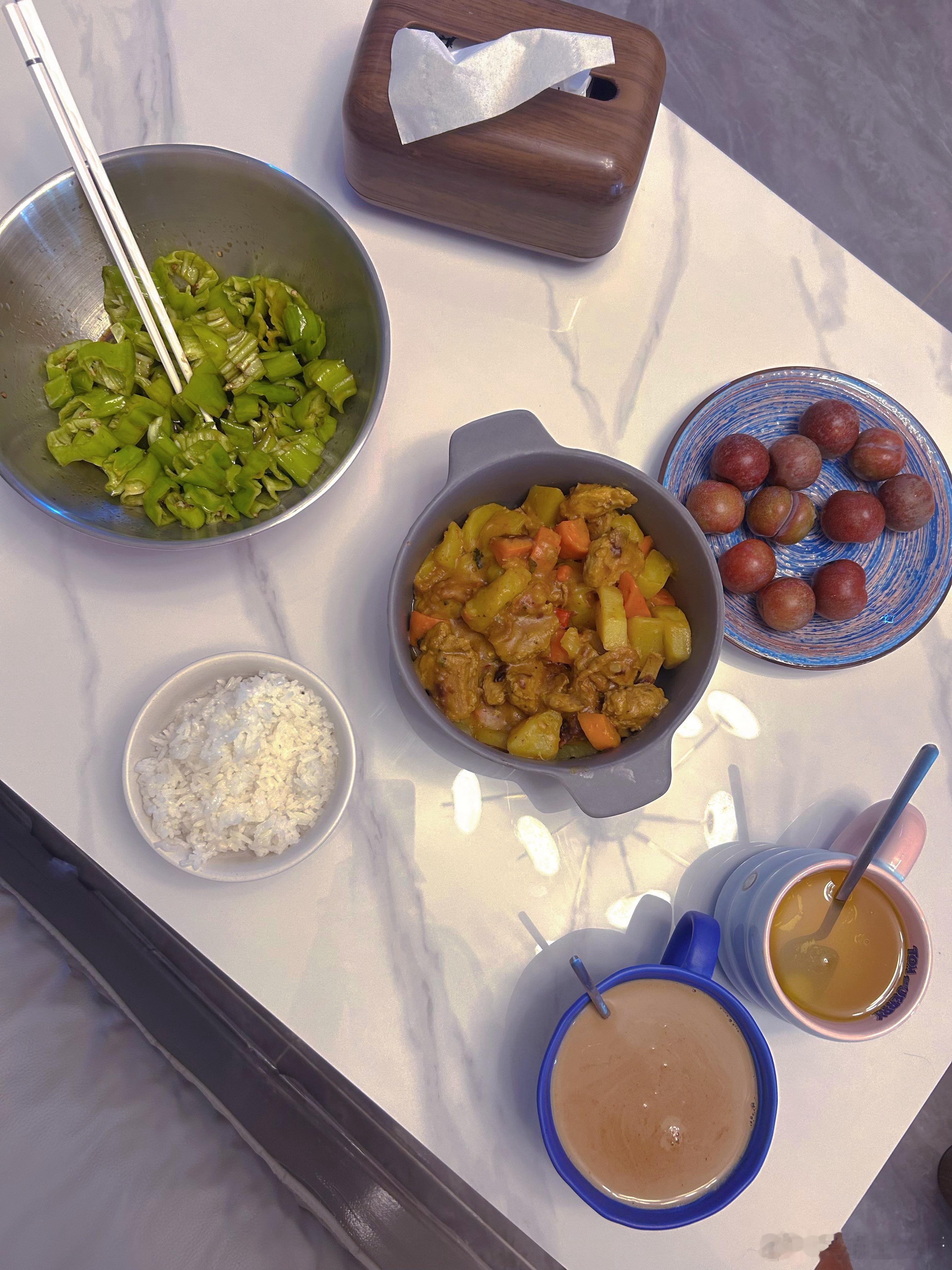 今天终于吃了家常饭～咖喱鸡肉和凉拌青椒，鸡肉腌了一晚上巨入味，凉拌青椒放了九种配