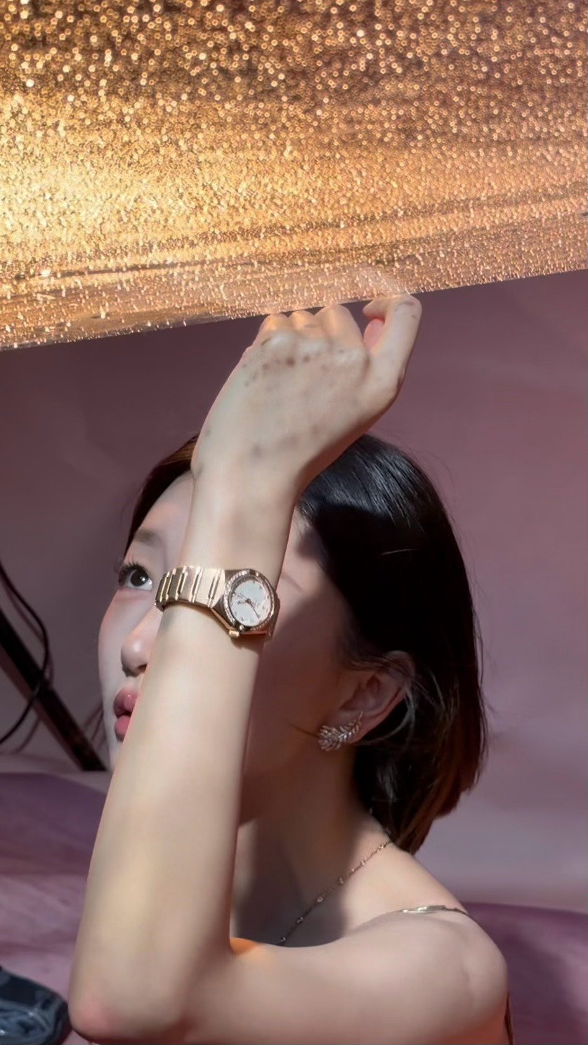 周冬雨出片秘籍其实是风周冬雨出片秘籍 周冬雨出片秘籍是风，风是辅助，美貌才是绝杀