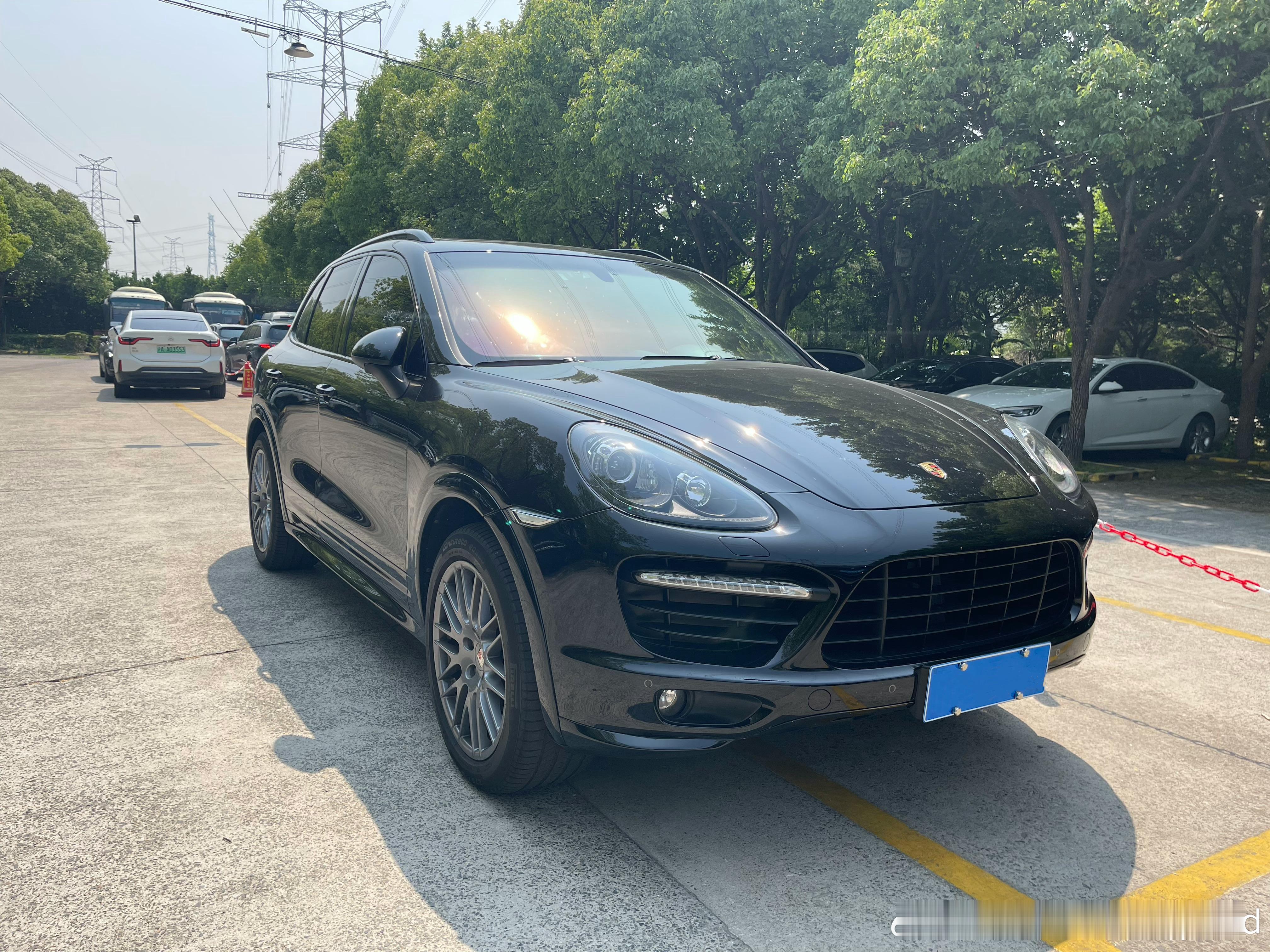 “超级大V8，环保去tm”这句话不完全对，这2吨多的大怪物油耗还可以，混合路况9