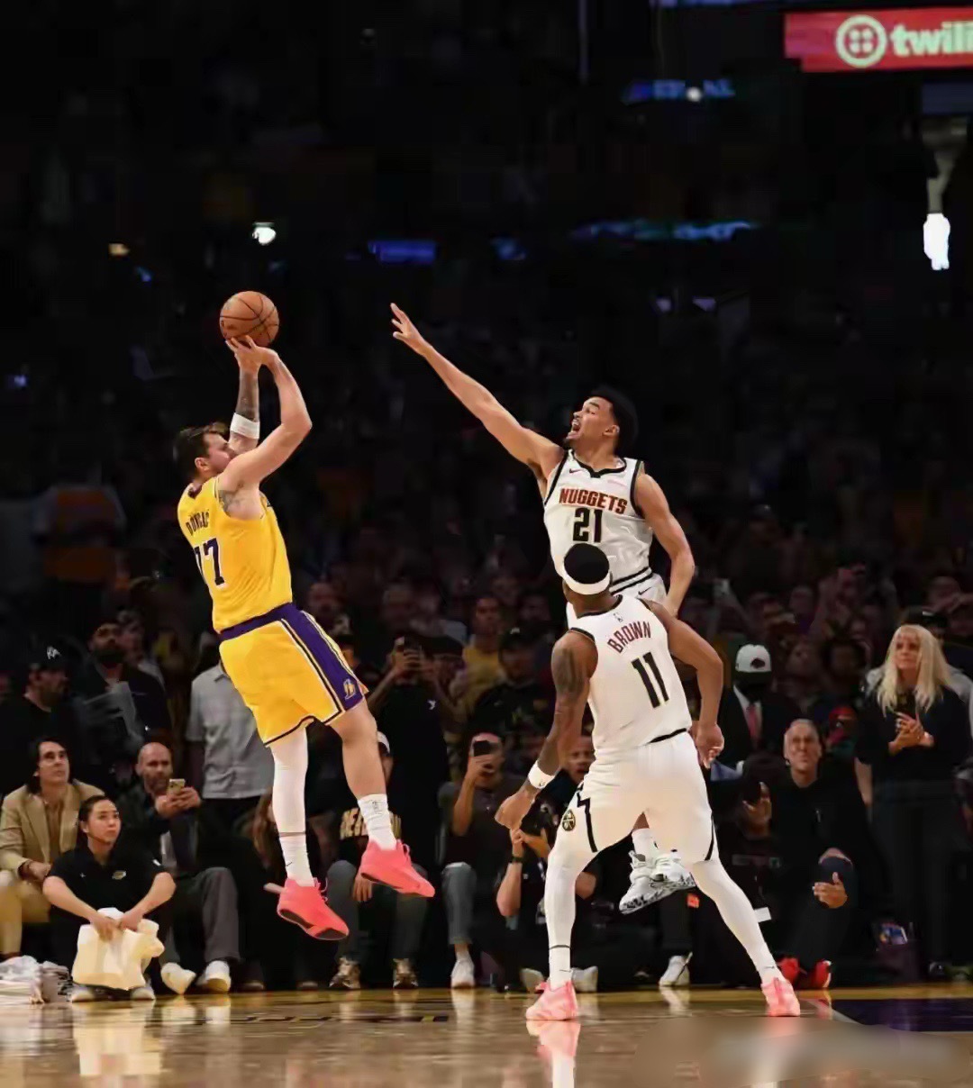 北京时间4月8日，洛杉矶湖人更新伤病报告，詹姆斯因左脚伤病管理，将缺席对阵雷霆的