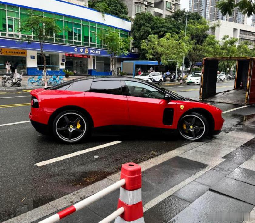 398.8万的法拉利luce路上实拍 