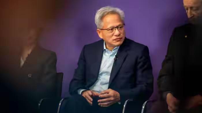 “迄今为止最直白的表态”，黄仁勋真着急了！据《金融时报》报道，英伟达首席执行官黄