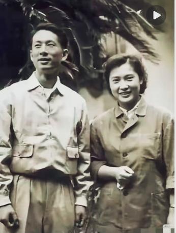 那个时候的著名影星冯喆和秦怡至今令人难忘，他们在电影《铁道游击队》中，一个扮演睿