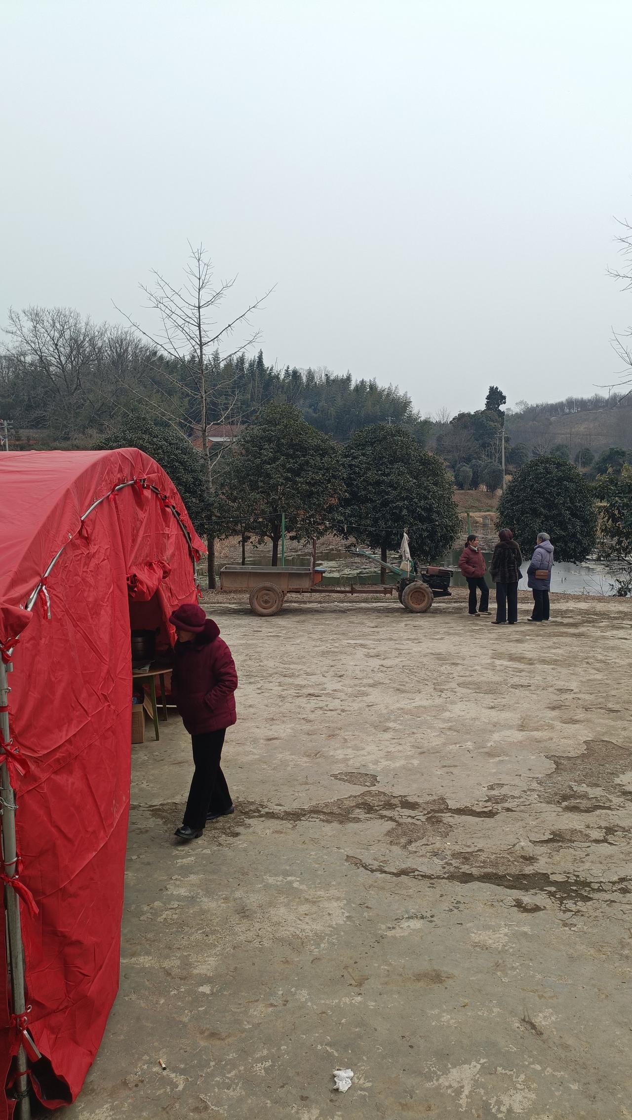 今天回乡下赶人情，出了太阳还是很冷，气温只有3度，还好可以烤火。
乡里一到腊月人