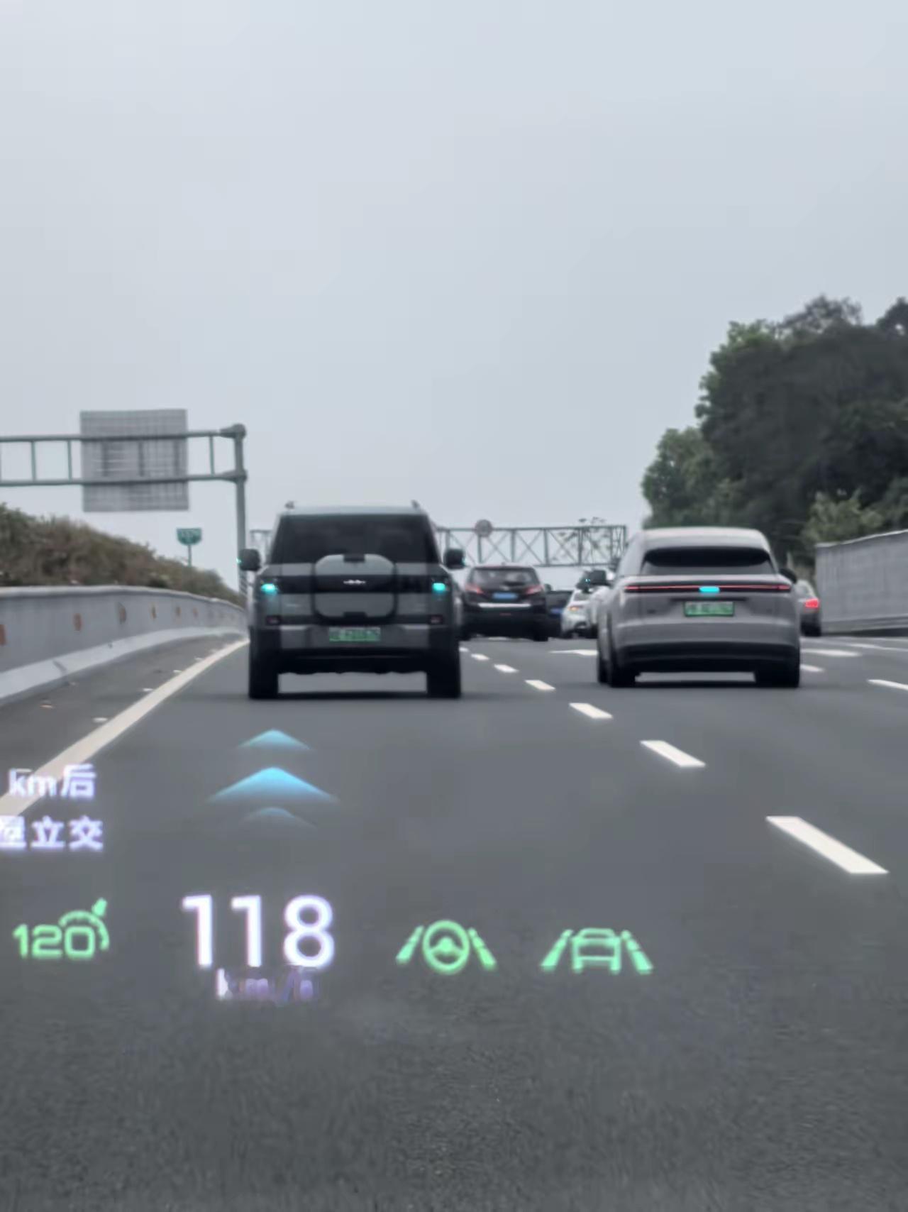 春节期间的高速上，小蓝灯越来越多了。要是以后路上大半车都亮着这灯，事故率真能大幅