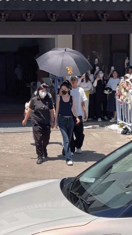 孟子义第一个开上缤果S新车孟子义古代人开新车 孟子义这才是真正的香车美人吧！出妆