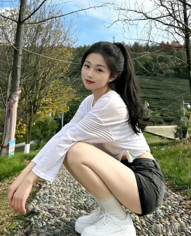 00的我今年25岁了，在广东从事着不太体面的工作，夜晚12点了也在上班，单身一人