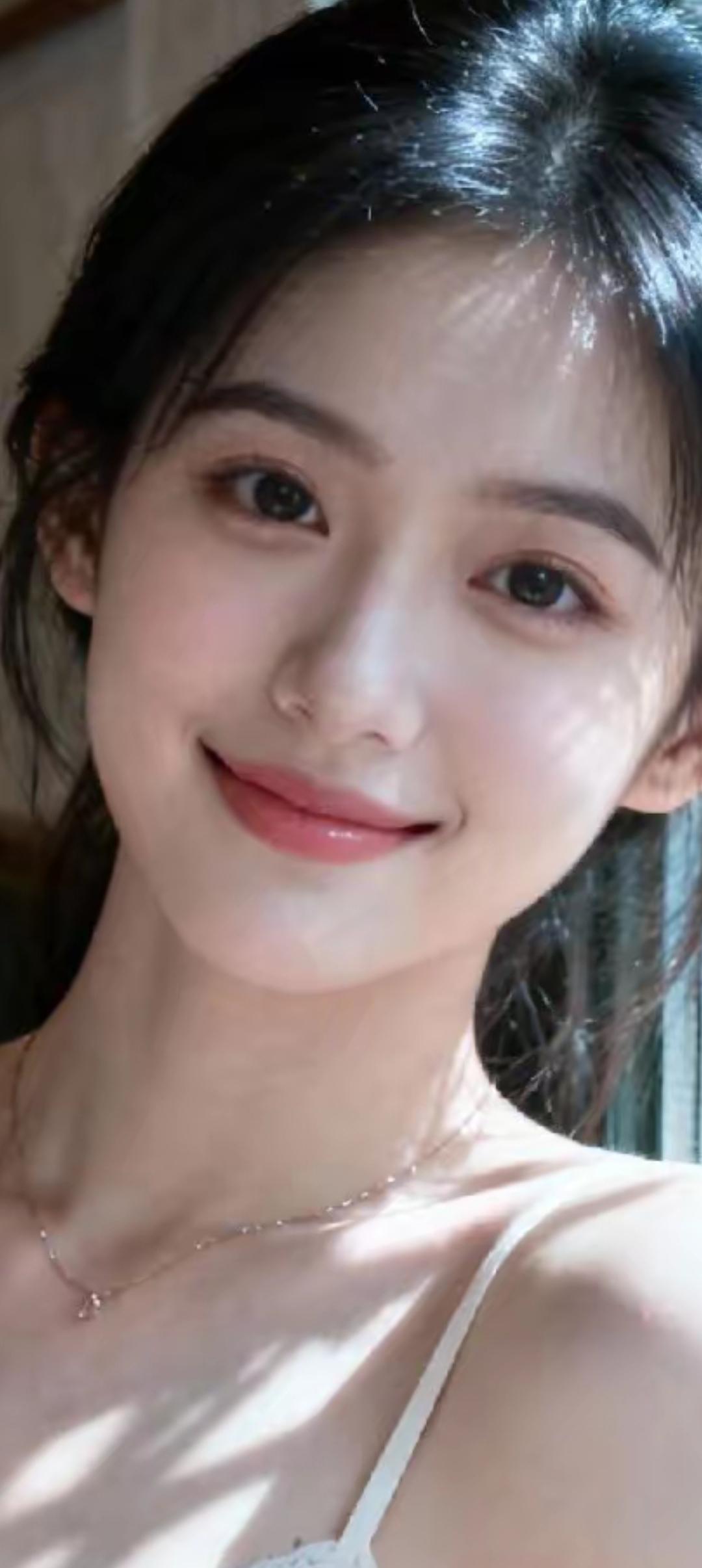 阳光洒落，甜美笑容，元气满满的一天！🌞😊