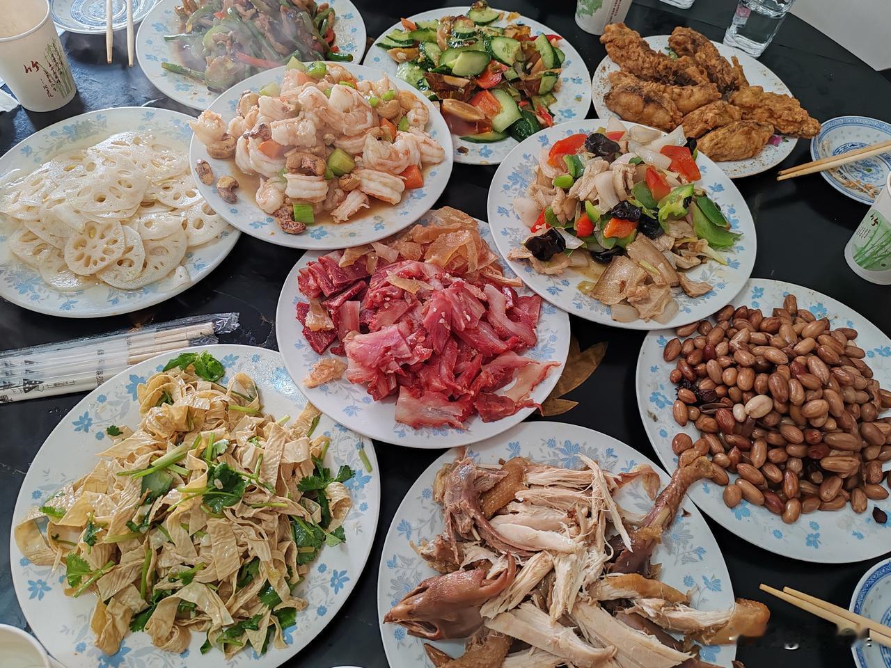 中秋节团圆快乐！
家里有个会做菜的哥哥真是幸福啊，过年过节，哥哥都会做一大桌菜。