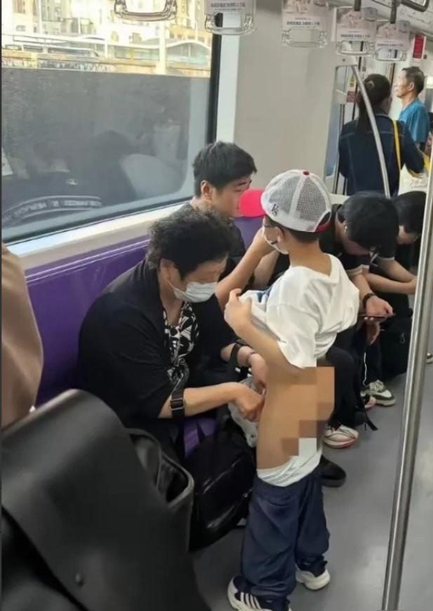 5月24日，上海地铁内一孙子尿急，奶奶用塑料袋为其接尿。被网友偷拍发到网上，并配
