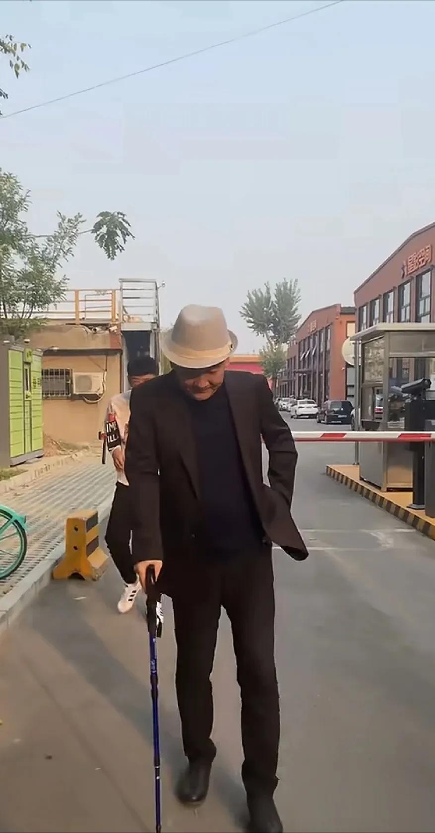 66岁的梁天最近被拍，拄着拐杖走路，还得靠人扶？

谁能想到，他曾和葛优、谢园并