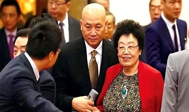 陈丽华一句“你不懂规矩”，把唐僧迟重瑞当场噎回。
1995年，北京王府井办公室，