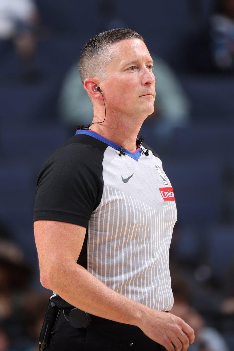 从明天的比赛开始，NBA裁判将直接使用佩戴的耳麦与回放中心沟通，以此提高执法效率