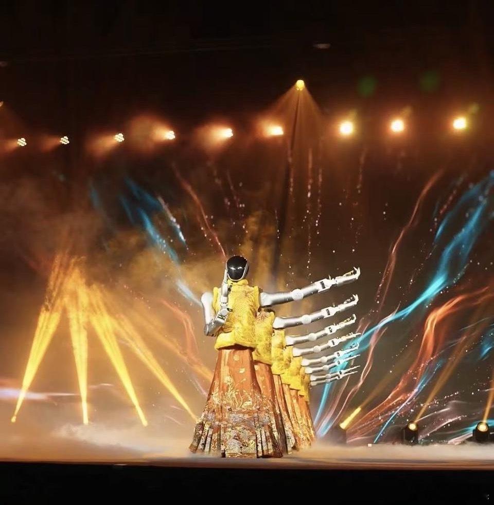 这版千手观音治好了我的强迫症不止这个千手观音，还有后面舞蹈串烧，机器狗表演，感觉