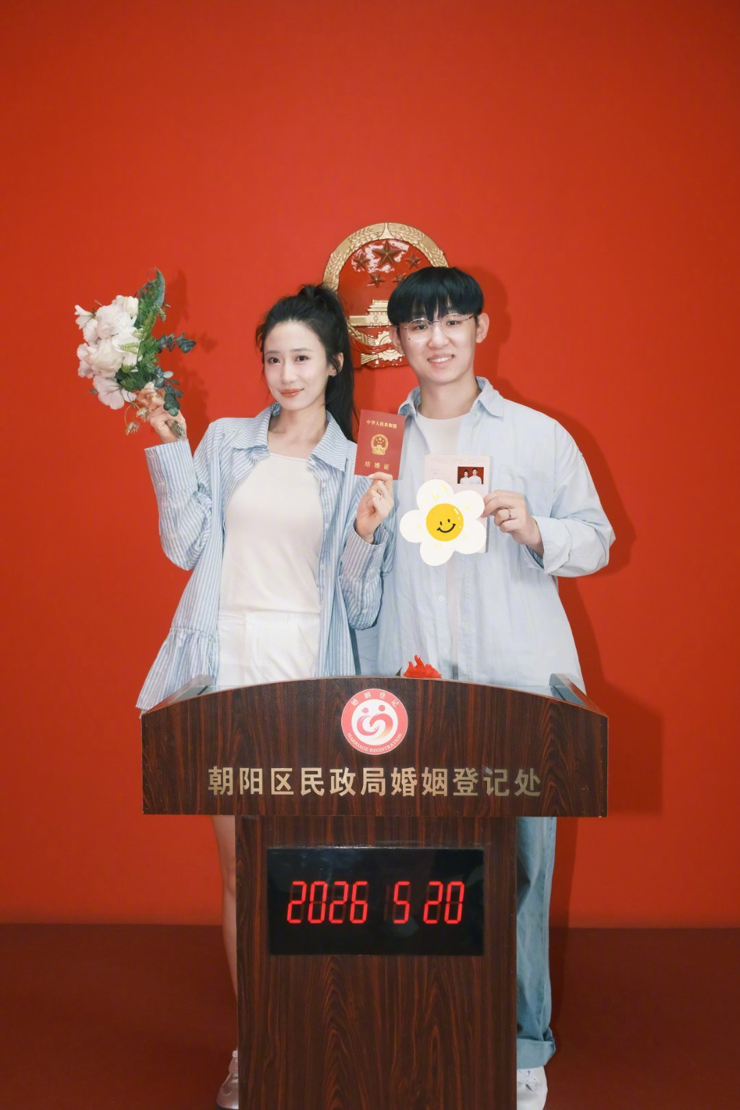 邓帅结婚 恭喜！喜人邓帅520官宣领证，与开心麻花演员孟菲喜结连理，舞台搭档变人