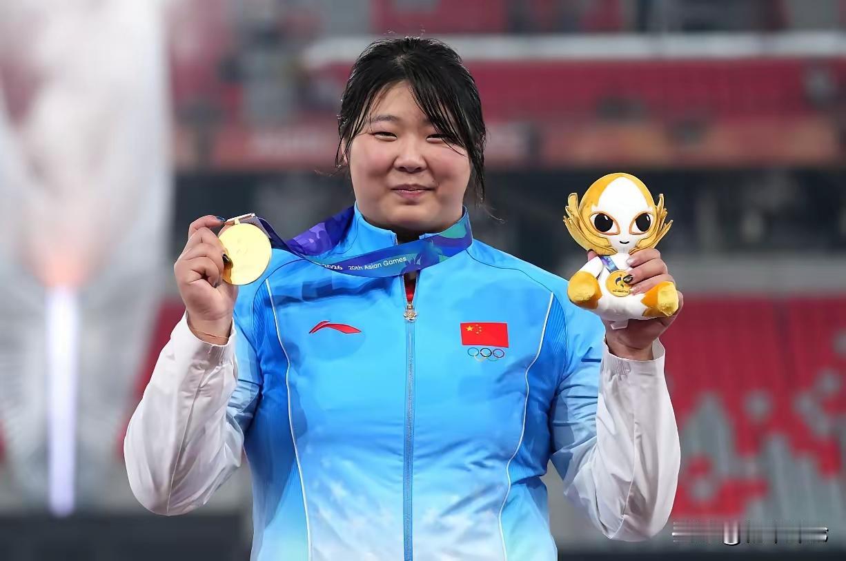 亚运会女子标枪严子怡第一投就扎在70米开外，一下子把基调定到了天花板，后面的运动