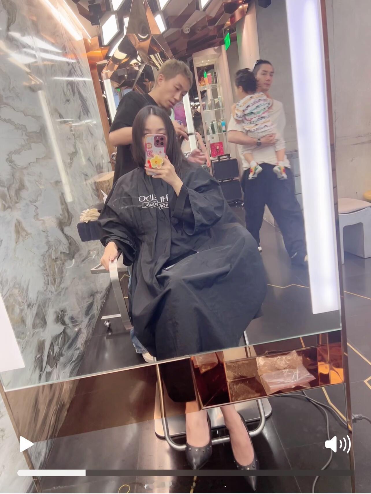 理发店偶遇戚薇李承铉一家李承铉单手抱儿子 理发店偶遇戚薇李承铉一家 ​​​