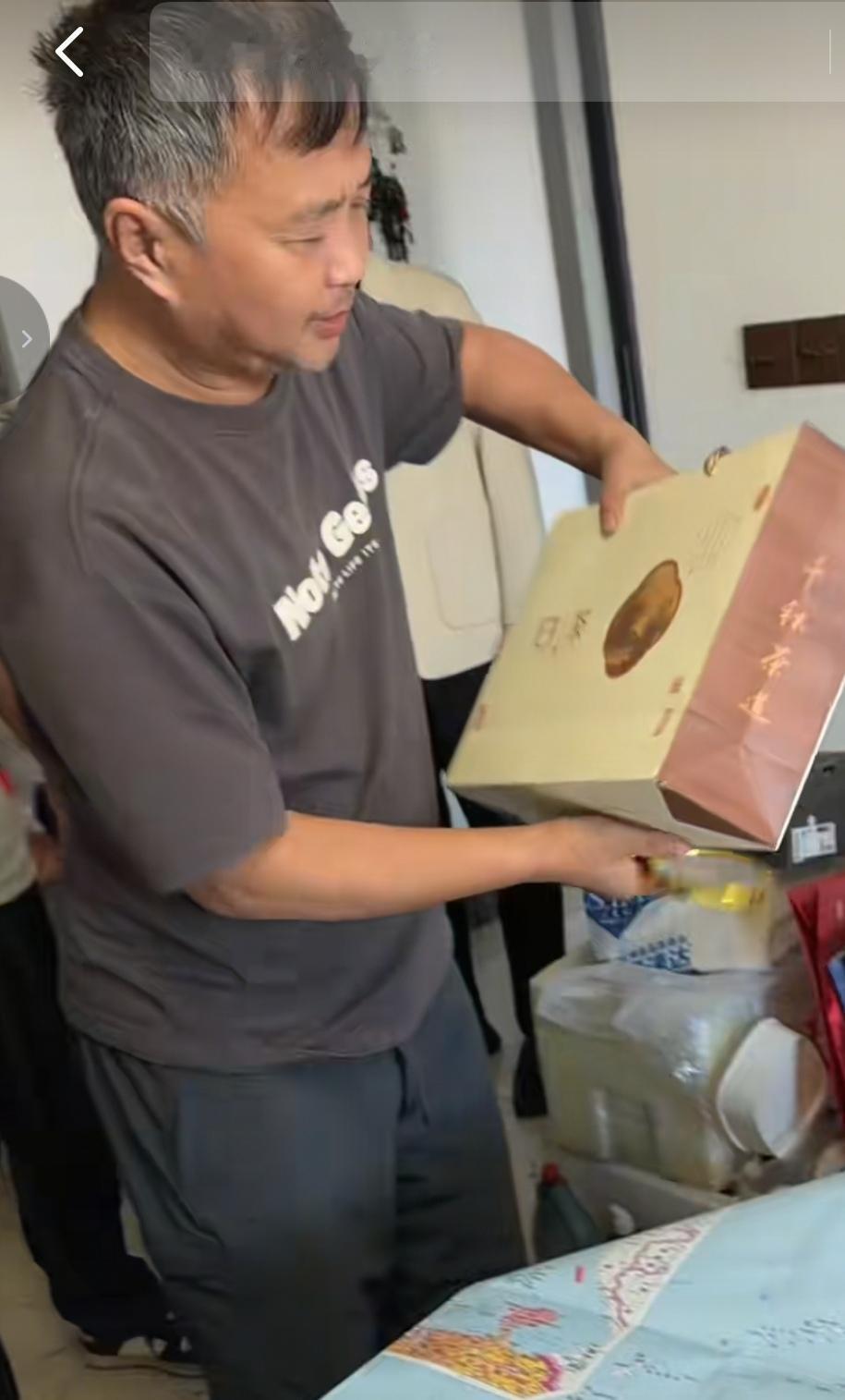 沈巍收礼收到手软！明明不喜欢别人送一些他不感兴趣的东西，除了一些他看好的书籍，其
