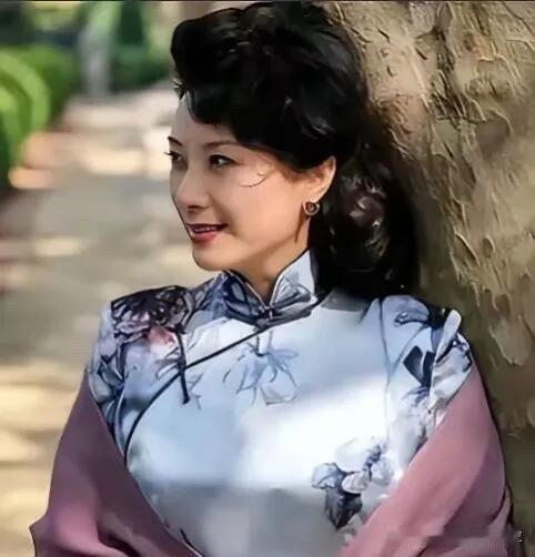 照片中的这一个女演员虽然不是很出名，但我觉得她很美，温柔，含情脉脉，是大家闺秀的