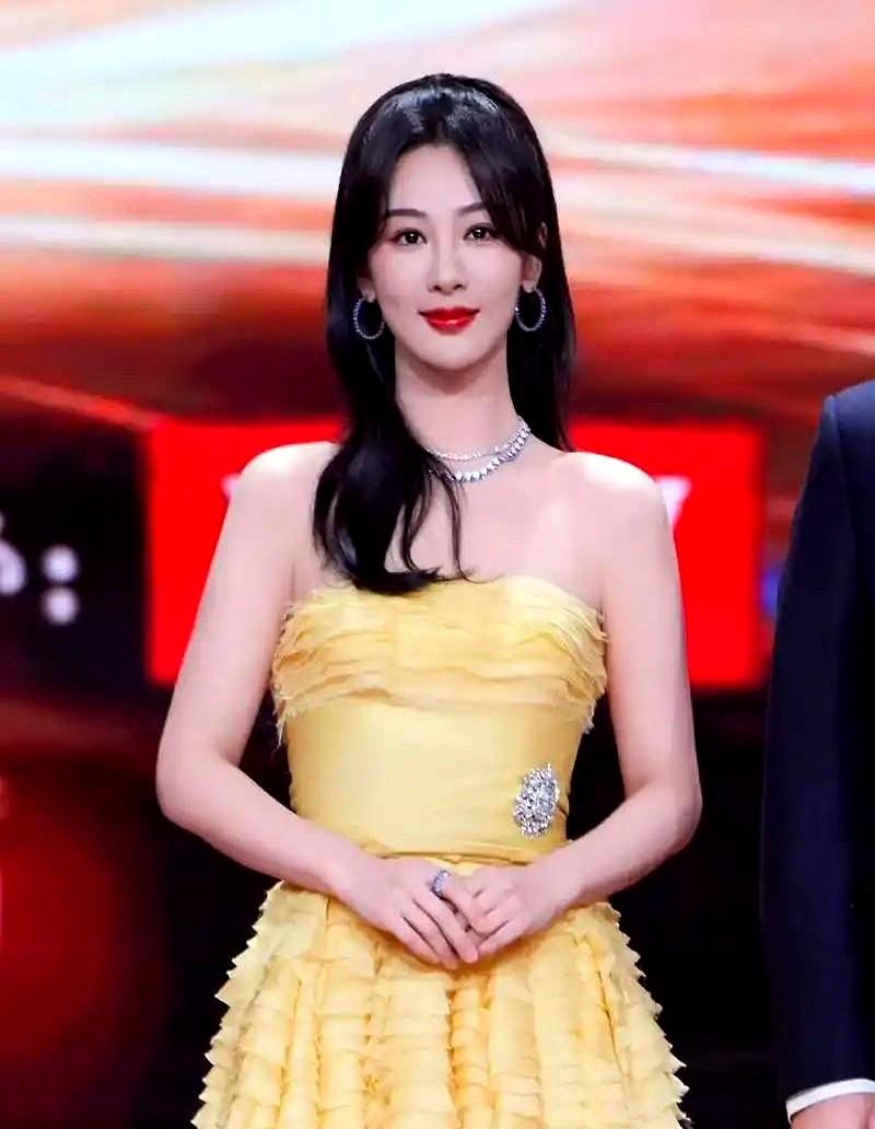 杨紫这颜值，是真能打。

最近看她，无论是穿华伦天奴红裙，还是《VOGUE》封面