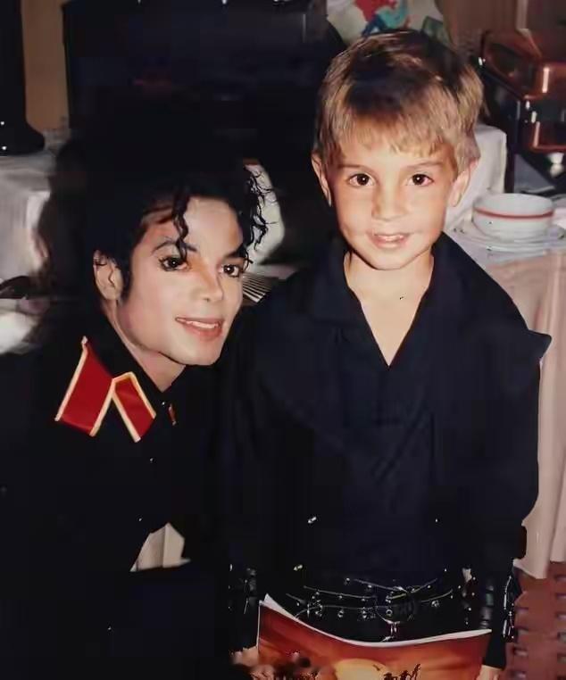 迈克尔杰克逊对儿童私密想法录音曝光人一旦站在一定高度，就会满足自己的一些癖好，这