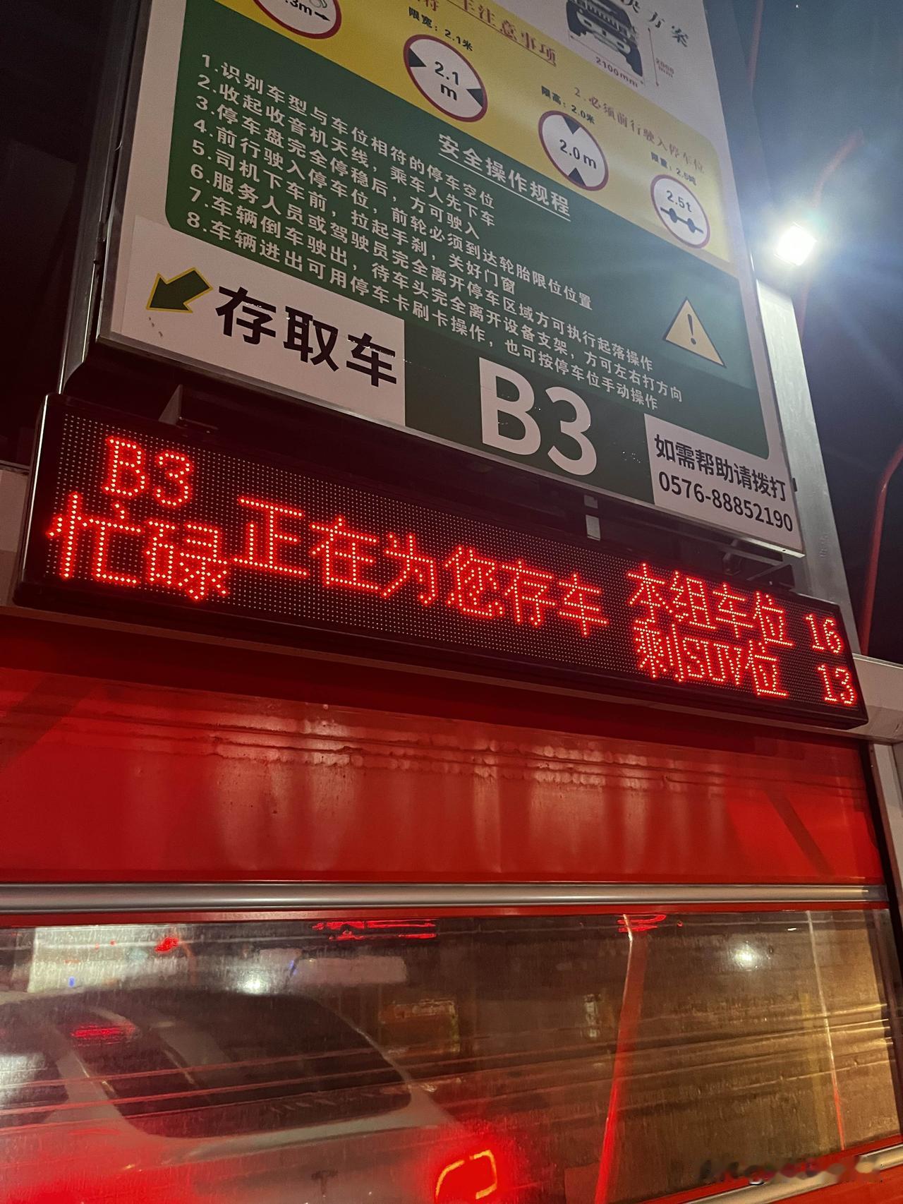 五一我也想出去走走，去哪都行，走丢都行。这些年最对不起的就是自己，将就着和顾及那