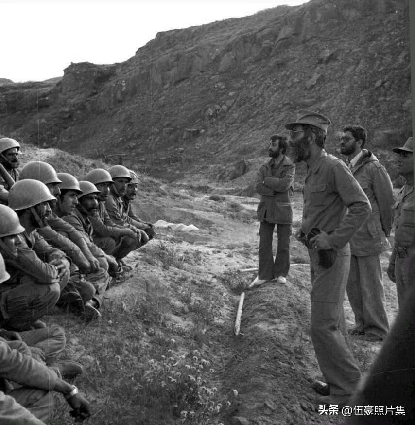 1980年至1988年的两伊战争期间，哈梅内伊作为战时总统深入前线、视察革命卫队