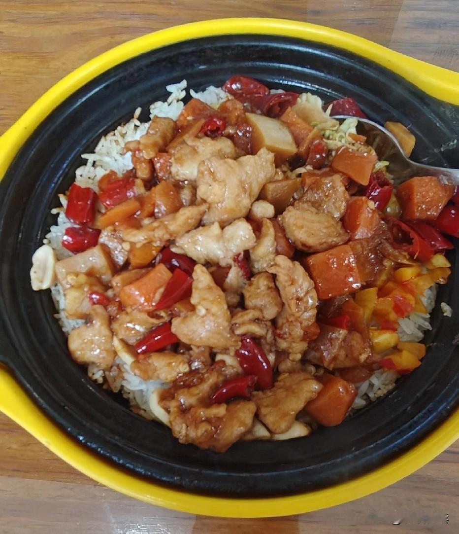 今天特别想吃煲仔饭，这一碗宫爆鸡丁煲仔饭，15块钱。特别喜欢吃下面脆脆的锅巴。
