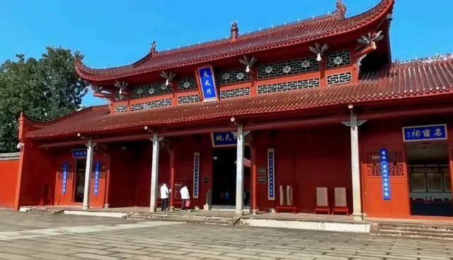 1952年，毛主席视察山东，到了孔庙，许世友司令员吐槽孔家是全国一号地主。原来孔