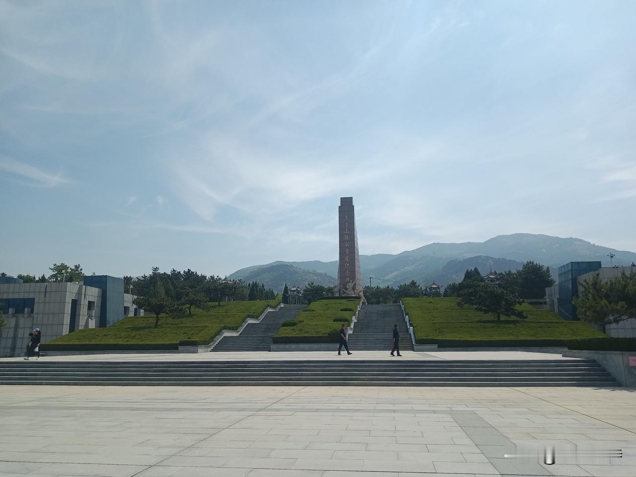高纪明(山东)
临江仙·望沂蒙
八百里沂蒙山水，拈来古韵悠悠。一轮红日照春秋。兴