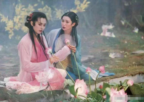 1993年，徐克邀请巩俐出演《青蛇》中的白蛇，巩俐问道：“谁是青蛇？”徐克说：“