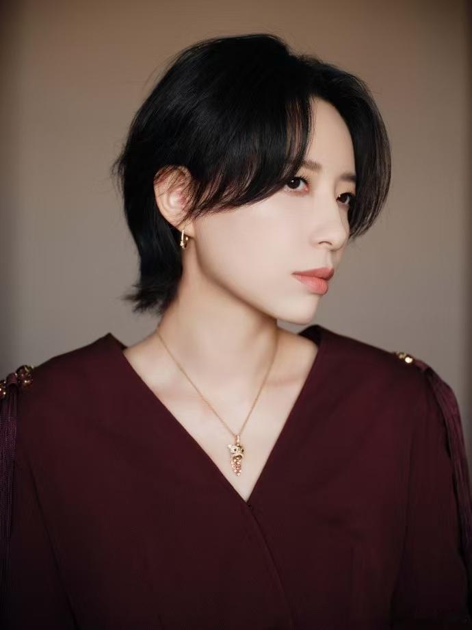 李斯丹妮新年首套高定 不靠夸张造型博眼球，只用气质和状态取胜，李斯丹妮这套新年高