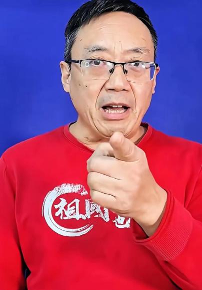 一条动态直接炸翻全网：“你们在对人民犯罪！”
汤家凤这次骂的不是别人
是那些拿艺