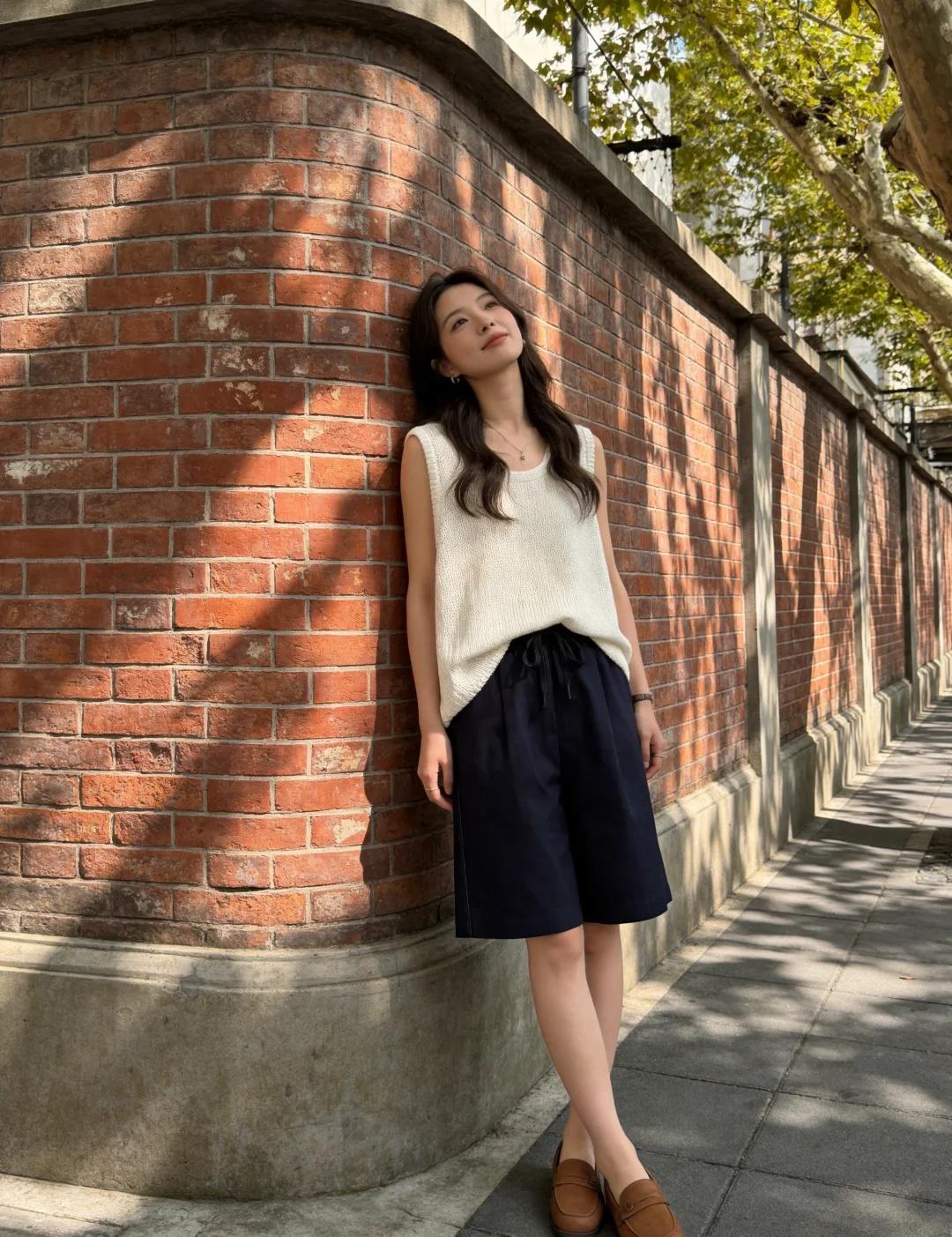 夏季慵懒感穿搭短裤阔腿裤设计
找到了这条能穿出法式慵懒感的藏青色短裤。
高腰和阔