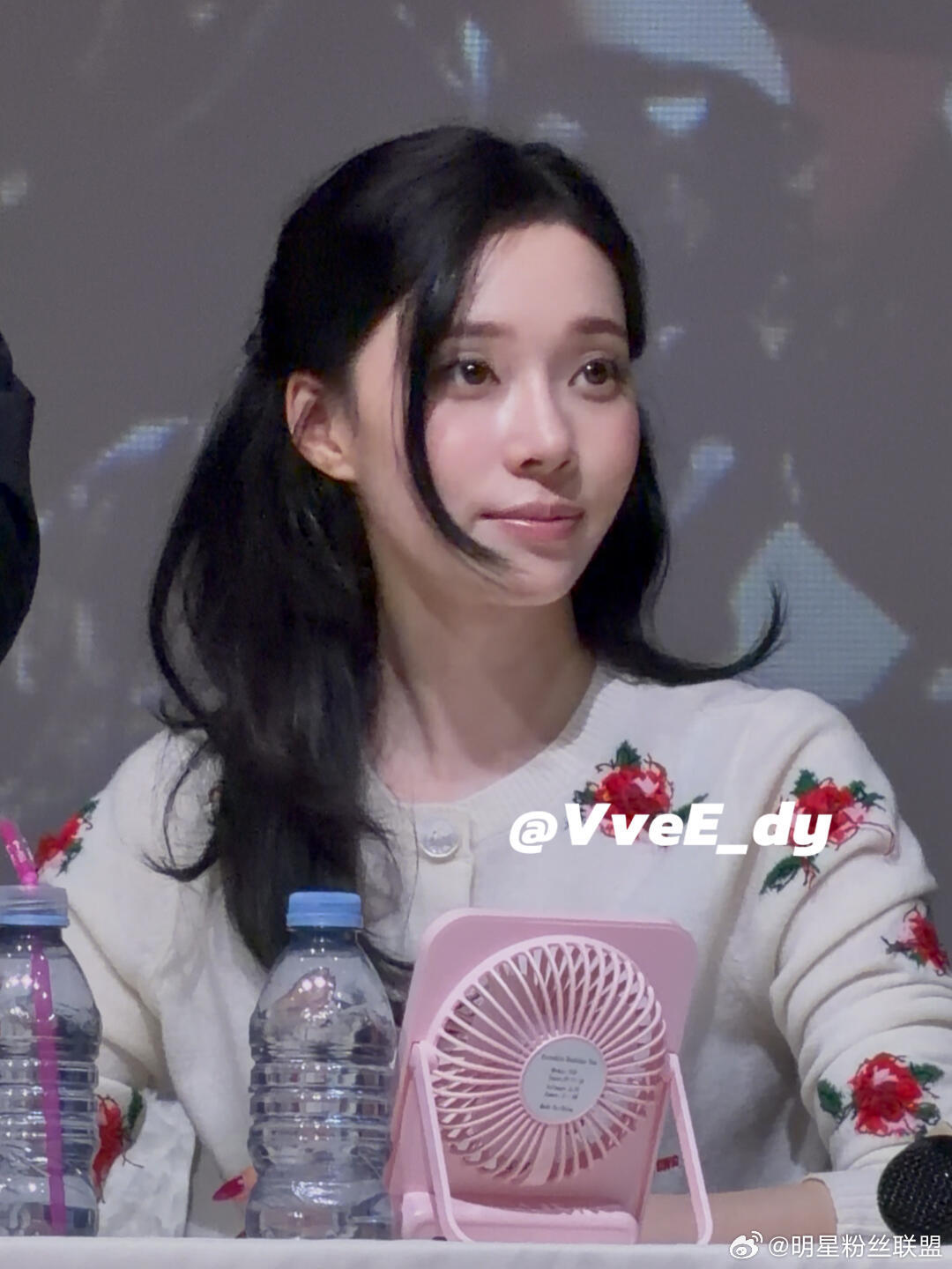 aespa全员老吃家果然是资深吃货团！来上海全员人手一杯芒芒甘露狂炫，柳智敏更是